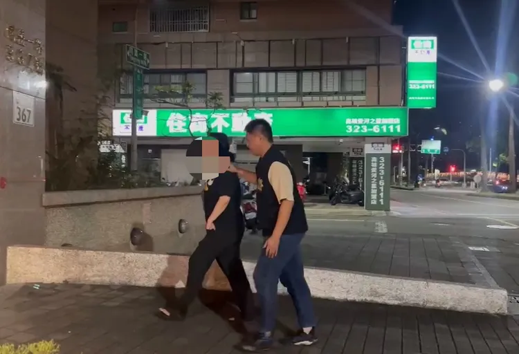 高雄市警22日23時45分查獲貼文者44歲陳女到案。翻攝畫面