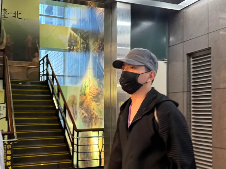 與同袍愉快聊天，王大陸下班模樣曝光。記者張綵茜攝