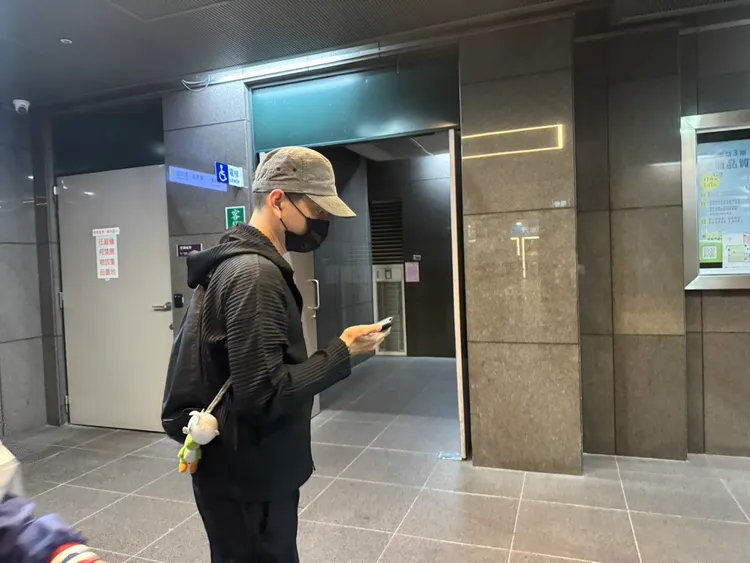 穿黑色休閒外套、搭配口罩與鴨舌帽，王大陸低調現身市府大樓。記者張綵茜攝