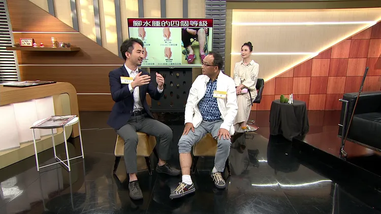 醫師現場檢測，發現孔鏘竟然嚴重水腫，應盡快至醫院就醫檢查。年代提供