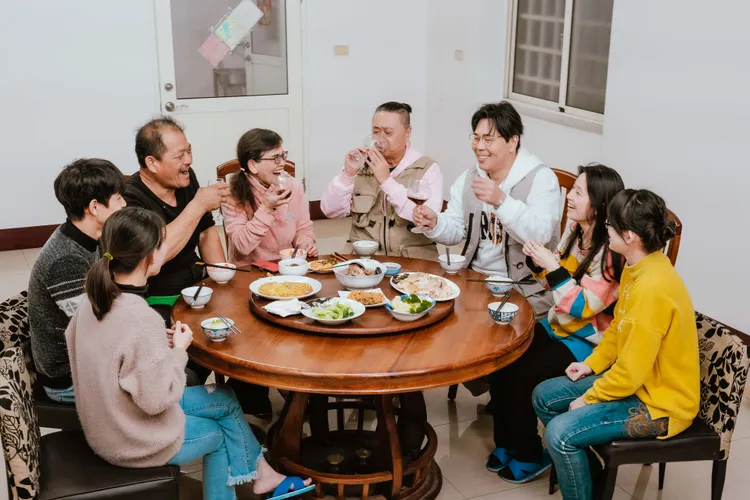 邰智源（右4）感動菜頭工廠一家好感情，自曝育兒觀念和他很像。公視台語台提供