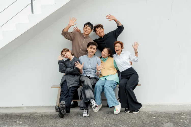 白安（左起）、姚元浩、包偉銘、郭泓志、吳映潔、莎莎等出外景。好看娛樂提供