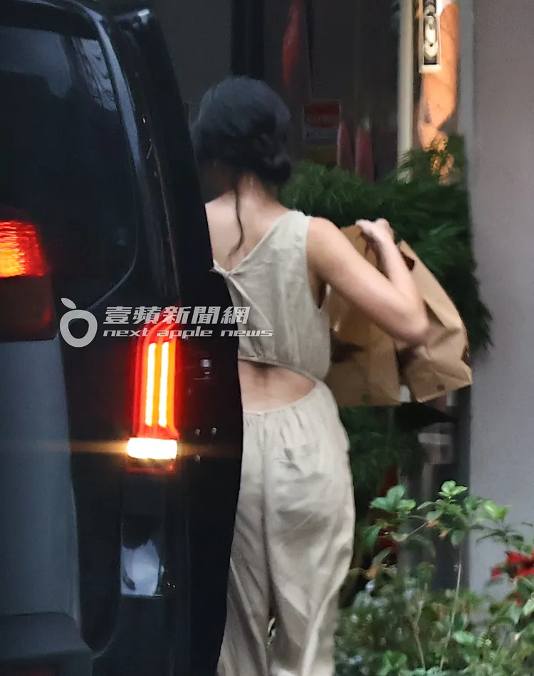 隋棠親力親為，帶兩袋麵包回家給老公小孩吃。特勤中心攝