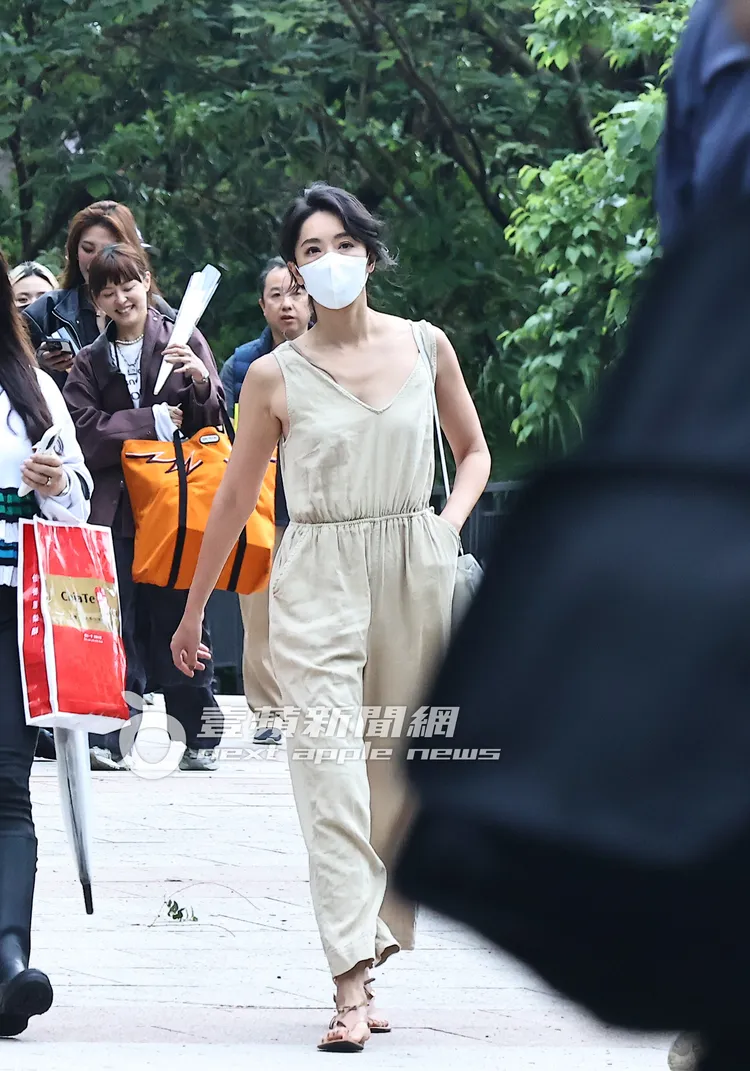 上車前隋棠戴上口罩與粉絲道別。特勤中心攝