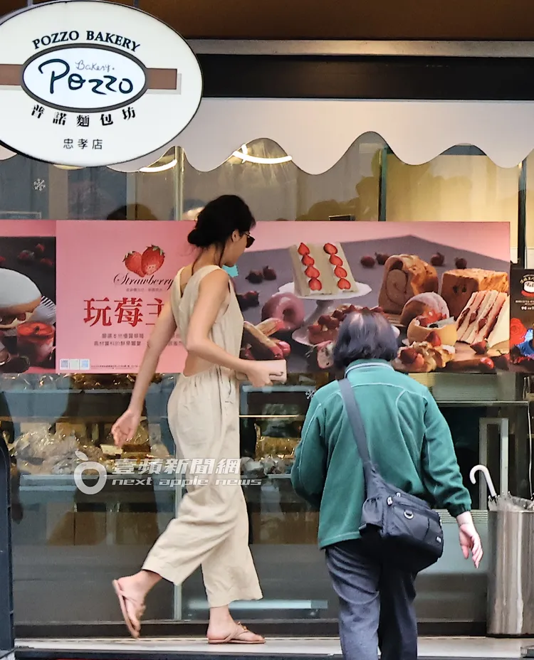 隋棠坐車到東區巷弄的烘焙坊買麵包。特勤中心攝