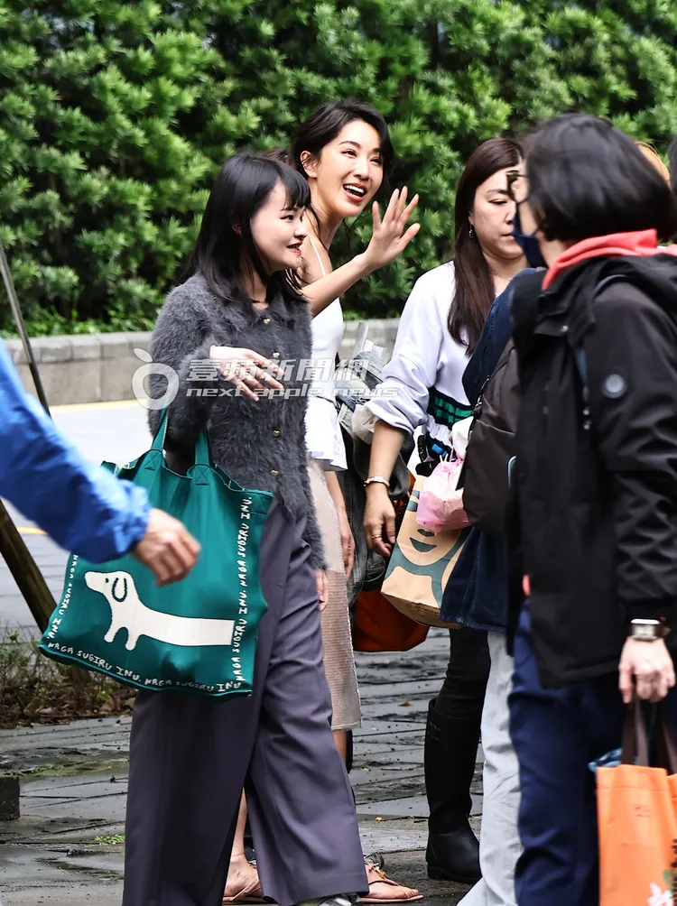 遇到粉絲打招呼，隋棠親切揮手致意。特勤中心攝