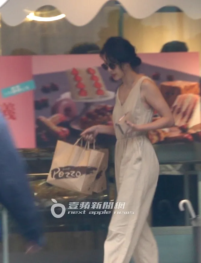 隋棠戴著墨鏡，提著兩紙袋的麵包回家。特勤中心攝