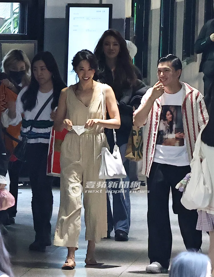 隋棠換完衣服後，與粉絲邊走路邊聊天。特勤中心攝