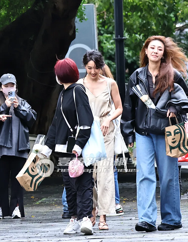 隋棠逐一與粉絲道別後，準備上車。特勤中心攝