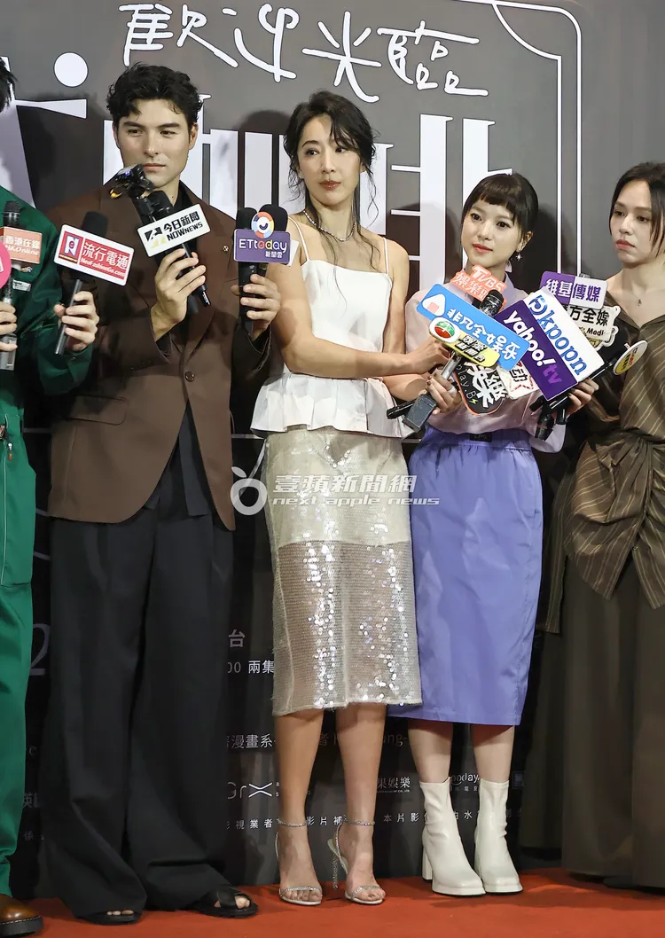 隋棠（左二）白色情人節穿細肩帶背心，出席戲劇記者會。特勤中心攝