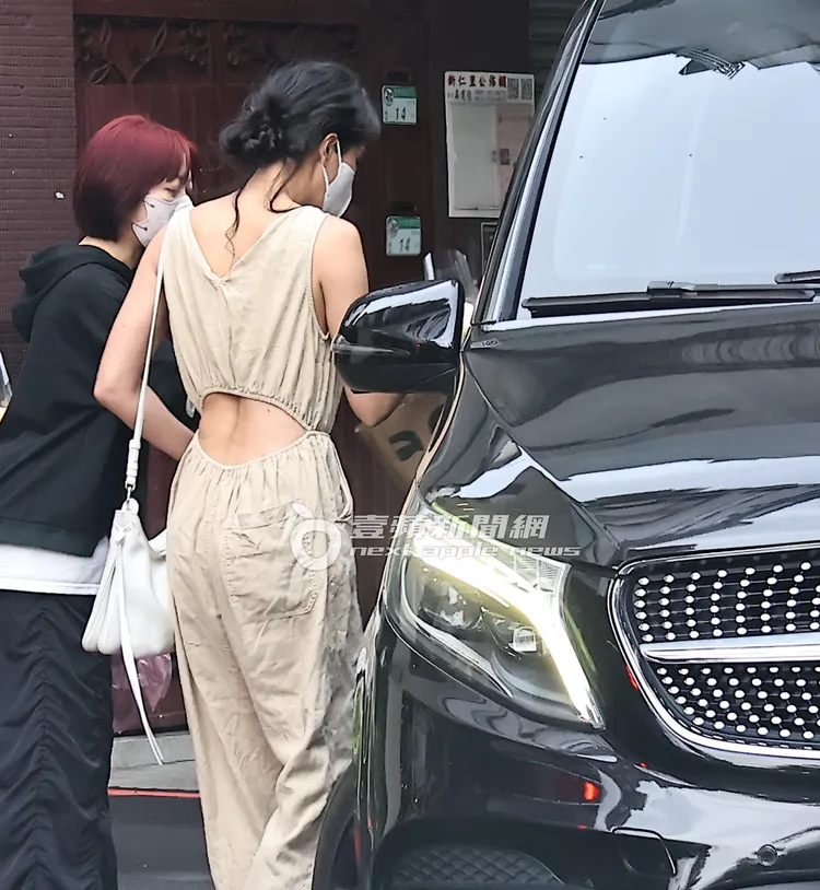 隋棠換上私服，露出「螞蟻腰」上車。特勤中心攝