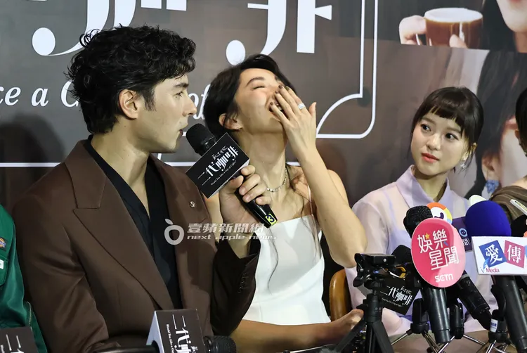 鳳小岳（右）打趣開玩笑，逗得隋棠笑呵呵。特勤中心攝