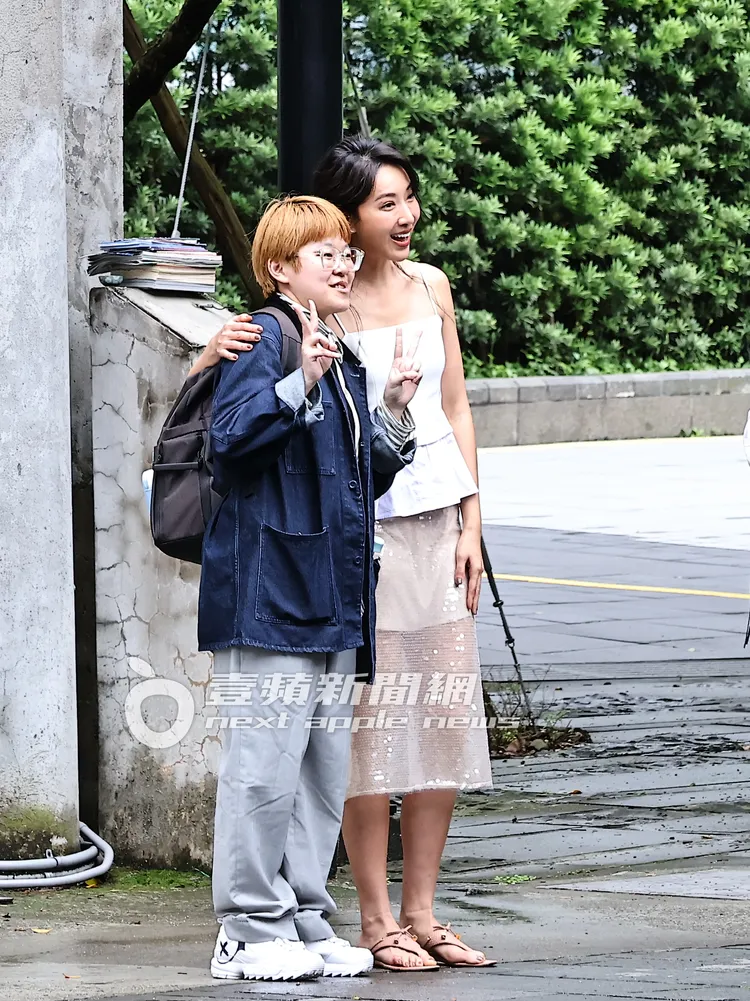 隋棠開心與粉絲搭肩合照。特勤中心攝