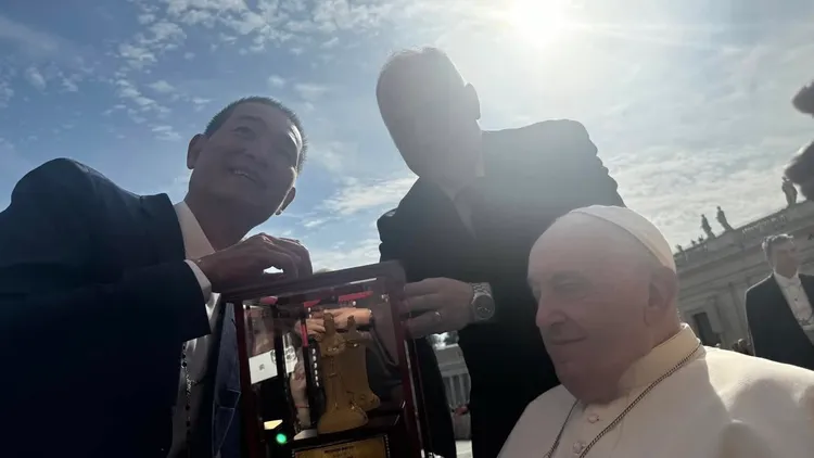 蔡咏鍀去年9月拜訪梵蒂岡時，致贈1尊金媽祖給教宗方濟各。翻攝北港朝天宮臉書