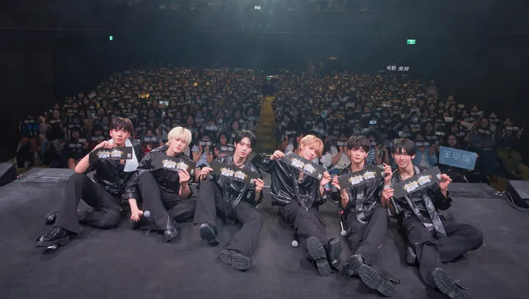 SEVENTOEIGHT跟粉絲近距離互動。