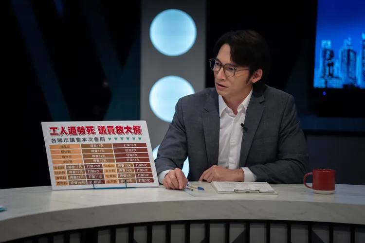 温昇豪飾演名嘴上政論節目探討社會問題。CATCHPLAY+提供