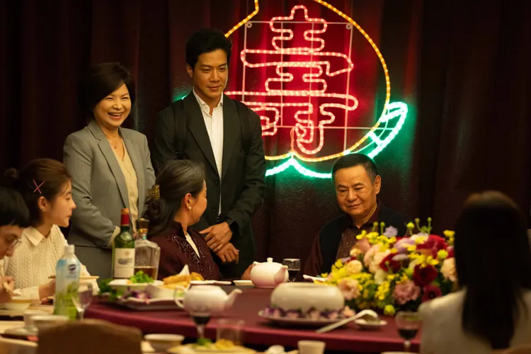 資深立委楊貴媚帶著欲進入政壇的兒子薛仕凌向地方大老賀壽。CATCHPLAY+提供