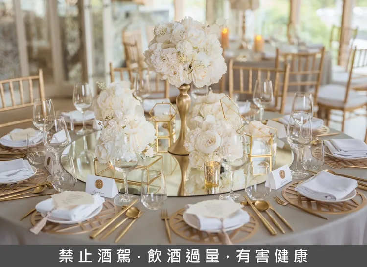 雲品國際以輕奢金色系，打造「優雅的法式宅邸婚禮」讓來參與婚禮的賓客擁有絕佳體驗，以純白與金，呈現低調奢華的完美平衡。雲品國際提供