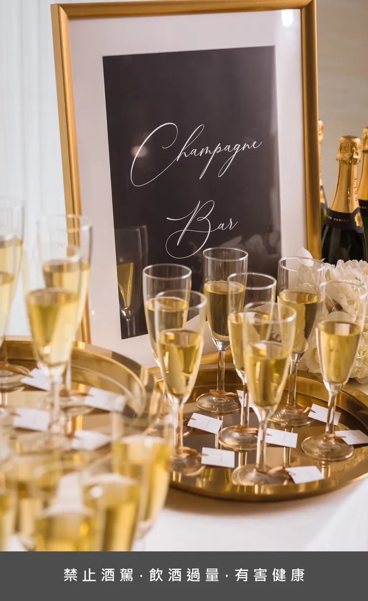 芃卓設置的迎賓香檳吧（Champagne Bar）則為婚宴增添精緻細節，香檳酒杯上的客製化名牌印有新郎新娘的名字，搭配金色裝飾，既展現個性化巧思。雲品國際提供
