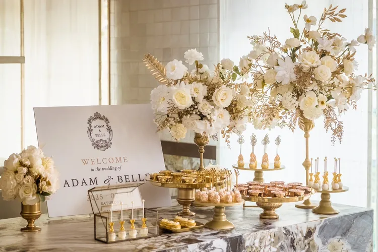 由君品酒店廚藝團隊精心設計的甜點吧（Candy Bar），一系列白、金色系法式小點：瑪德蓮、奶油泡芙與客製化巧克力，以精緻擺盤呈現，彷彿法式甜點店般吸睛。雲品國際提供