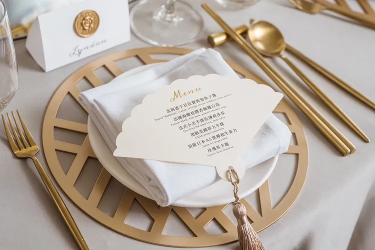 芃卓的扇形流蘇菜單，在視覺與觸感上皆展現獨特質感，呈獻一場細節至上的婚禮設計，從視覺到觸覺，層層堆疊出低調奢華的婚禮體驗，讓這場法式宅邸婚禮，成為賓客心中最難忘的夢幻盛宴。雲品國際提供