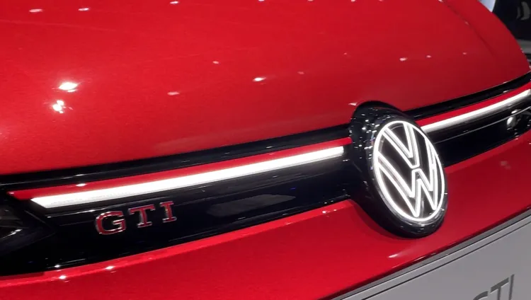 入門280 eTSI Life Premium以上車型即能擁有吸引眾人目光的歐洲首發、台灣初次亮相廠徽光標定位燈，經由LED燈管呈現V、W和圓圈組成的品牌標誌。林浩昇攝