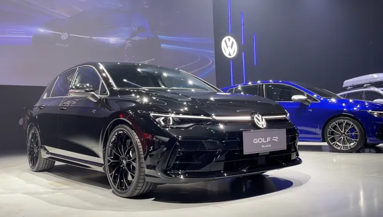 Golf R Black Edition配備全新19吋Warmenau運動黑化鋁合金輪圈，並且從IQ.LIGHT：LED Matrix矩陣式頭燈、廠徽光標定位燈到R專屬運動化四出尾管、高性能煞車卡鉗全數披上黑化風格，建構強勁磅礡的凜然氣勢。林浩昇攝