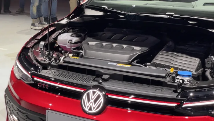 Golf GTI搭載EA888 EVO4之2.0升TSI渦輪增壓引擎，不僅最大馬力躍升20ps至265ps、可輸出最大扭力37.8kgm，0-100 km/h加速度更令人驚艷地自6.3秒縮短至5.9秒。林浩昇攝