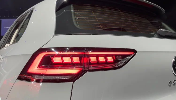 280 eTSI Style以上車型嵌有嶄新3D幾何序列式動態尾燈。業者提供