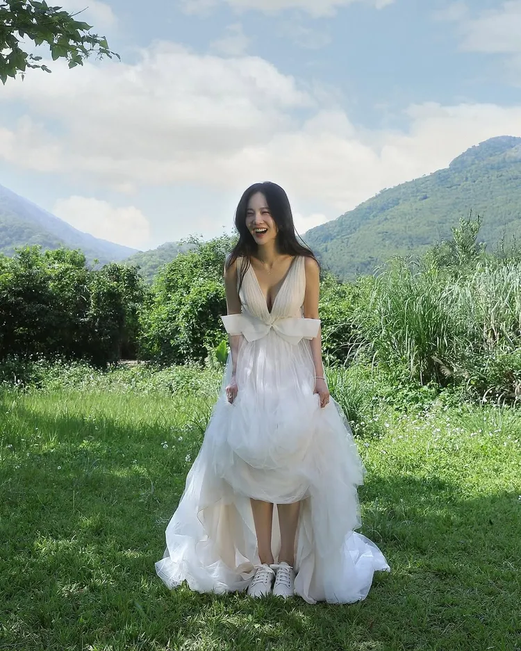 曾之喬換上白紗裙搭配休閒小白鞋。翻攝曾之喬IG