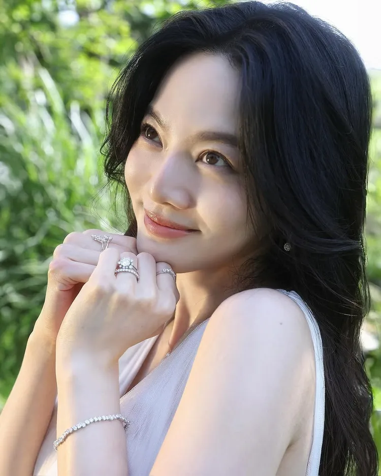 曾之喬露出嬌羞的幸福微笑。翻攝曾之喬IG