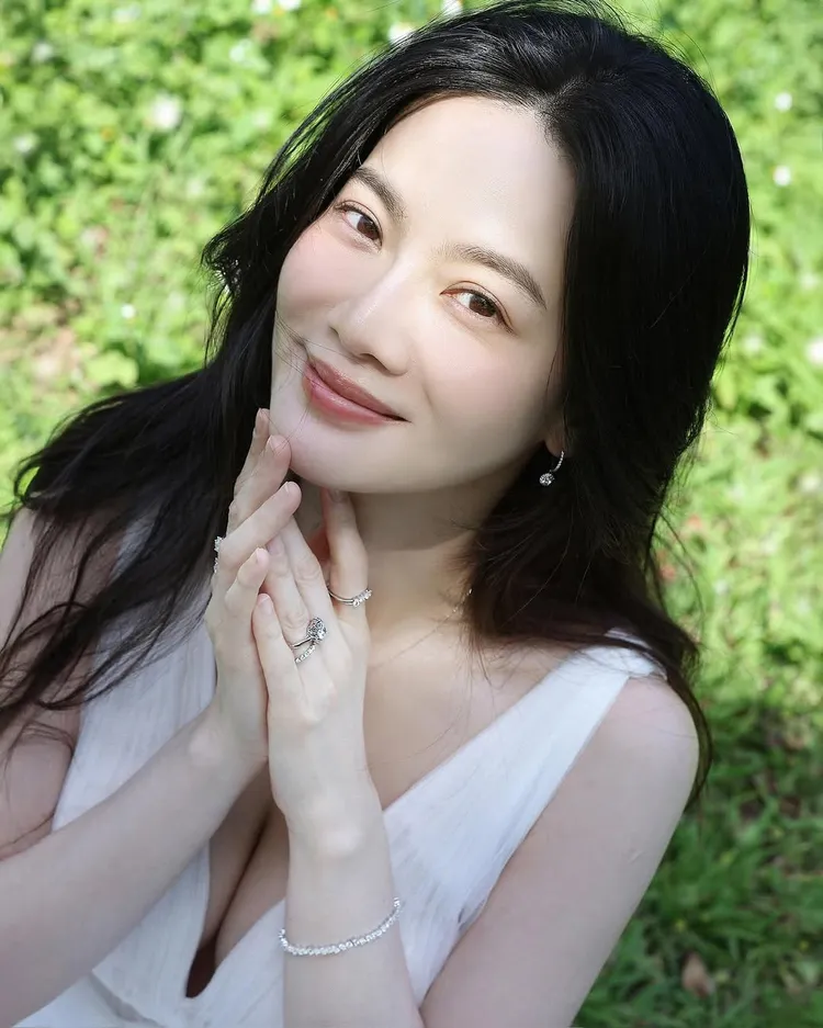 曾之喬用深V剪裁的白紗裙解放豐滿好身材。翻攝曾之喬IG