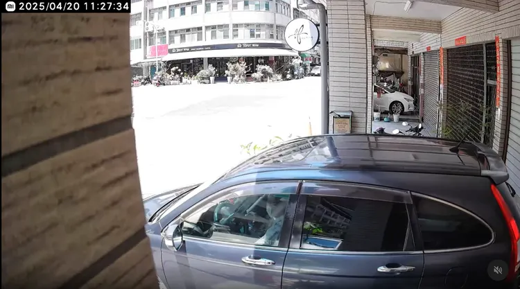 駕駛將車停進店家騎樓。翻攝畫面