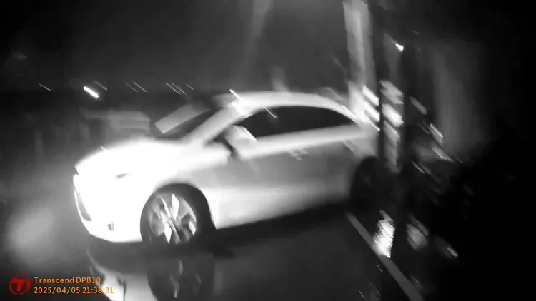 于嫌表示自己無照又毒駕，心虛下才開車衝撞警方逃逸。警方提供