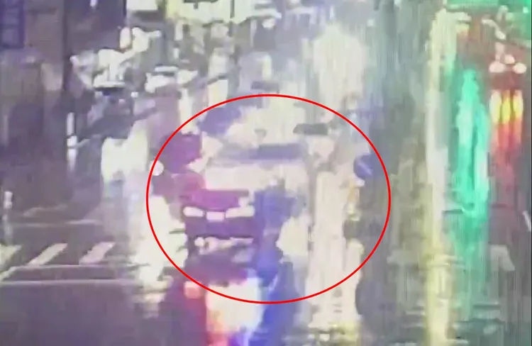 警車在車陣中逆向攔阻嫌犯車輛。警方提供