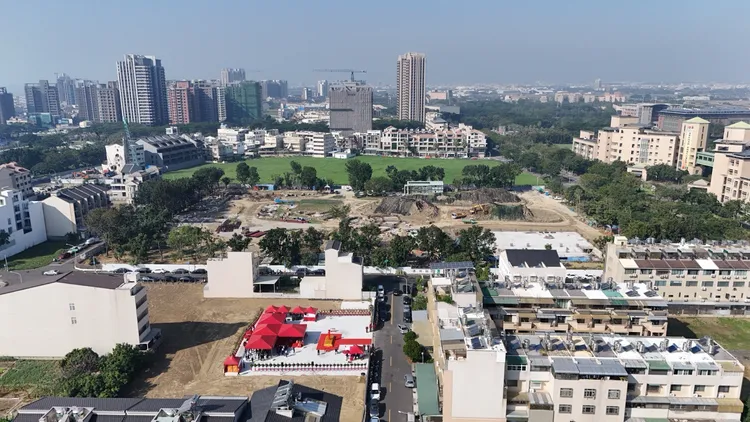 建案位於高雄大學東側，屬於生活機能較佳區域。葉家銘攝