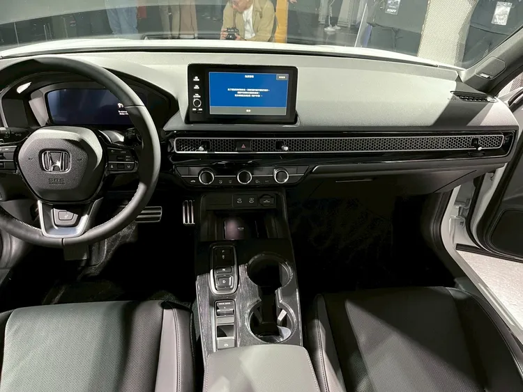 內裝部分則針對細節進行質感升級，門飾板與座椅也換上環保材質，前門新增白色氣氛燈作為視覺點綴。周奕豪攝