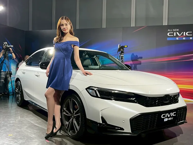 「無限競技仕樣版」換裝專屬水箱護罩飾條、前後下擾流翼、側裙、尾翼與銘板，強化整體戰鬥感，選配價格為12萬元。周奕豪攝