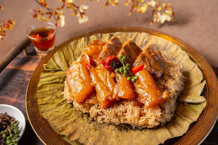 台北萬豪酒店「冠軍犇牛粽」則是每年廣受好評的重量級美味粽禮，以青花椒、辣椒及融合數種黃金比例辛香料為靈魂醬汁，滷到軟嫩可口的和牛腮肉及牛筋，搭配以和牛油及牛肉蒸拌入味的長糯米飯與爆香青花椒，香氣撲鼻。每顆售價1099元，含精美保冷袋。業者提供