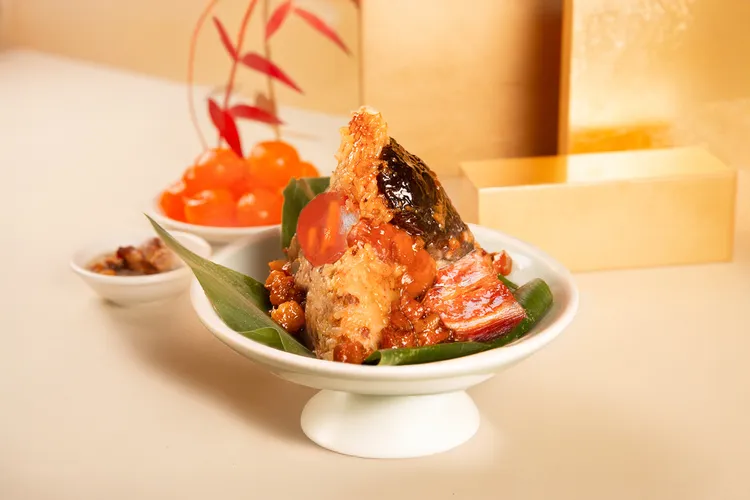台北萬豪酒店「萬豪經典粽禮」中的黑金滷肉粽為今年全新推出，將經典滷肉飯融入端午粽。嚴選台灣黑毛豬五花肉，依搭配噶瑪蘭威士忌、紹興酒與紅麴特製滷汁慢燉入味。黑金醬香融合Q彈糯米，搭配滷栗子、香菇與手工鹹蛋黃，風味層次豐富。業者提供