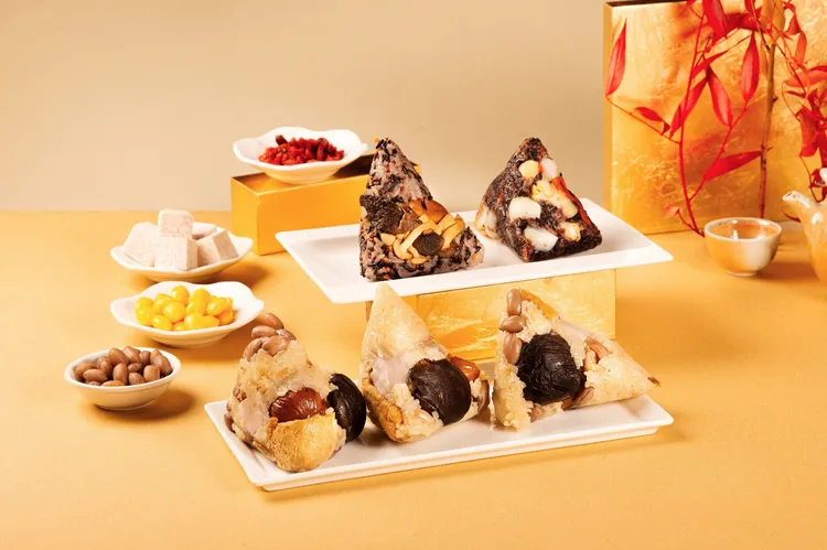 台北萬豪酒店「萬豪臻穀粽禮」，囊括三款元氣健康粽，以全穀物、珍貴羊肚蕈等天然食材入粽，五入裝含羊肚蕈紅藜麥養生粽、百合紫米粽、豆皮芋香花生粽等三款口味，每組999元。業者提供