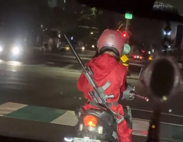 鄭男背的長槍外型酷似真槍，最重可處3日拘留或1.8萬元罰鍰。翻攝Thread
/waryu_scott_1128