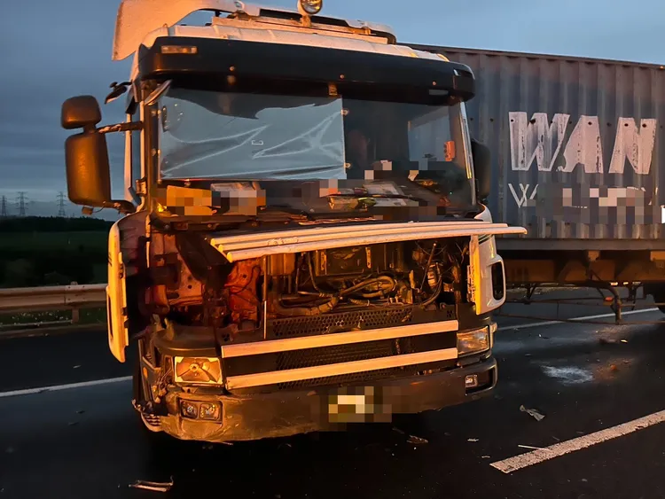 聯結車撞護欄後「折甘蔗」停在外側及路肩，造成追撞釀8傷。民眾提供