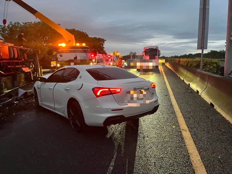 自小客車追撞側翻的大貨車。民眾提供