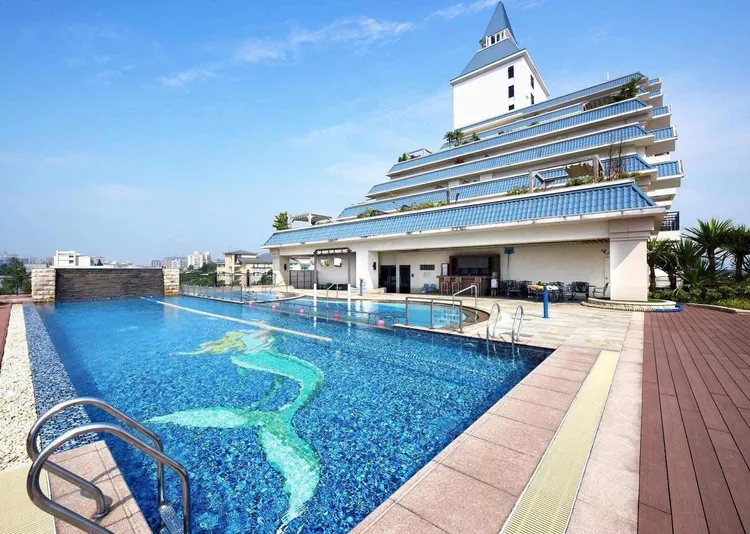 淡水福容擁有絕美高空泳池。業者提供