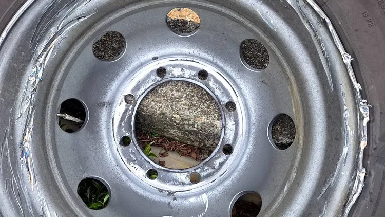 消防車掉落的輪胎。民眾提供