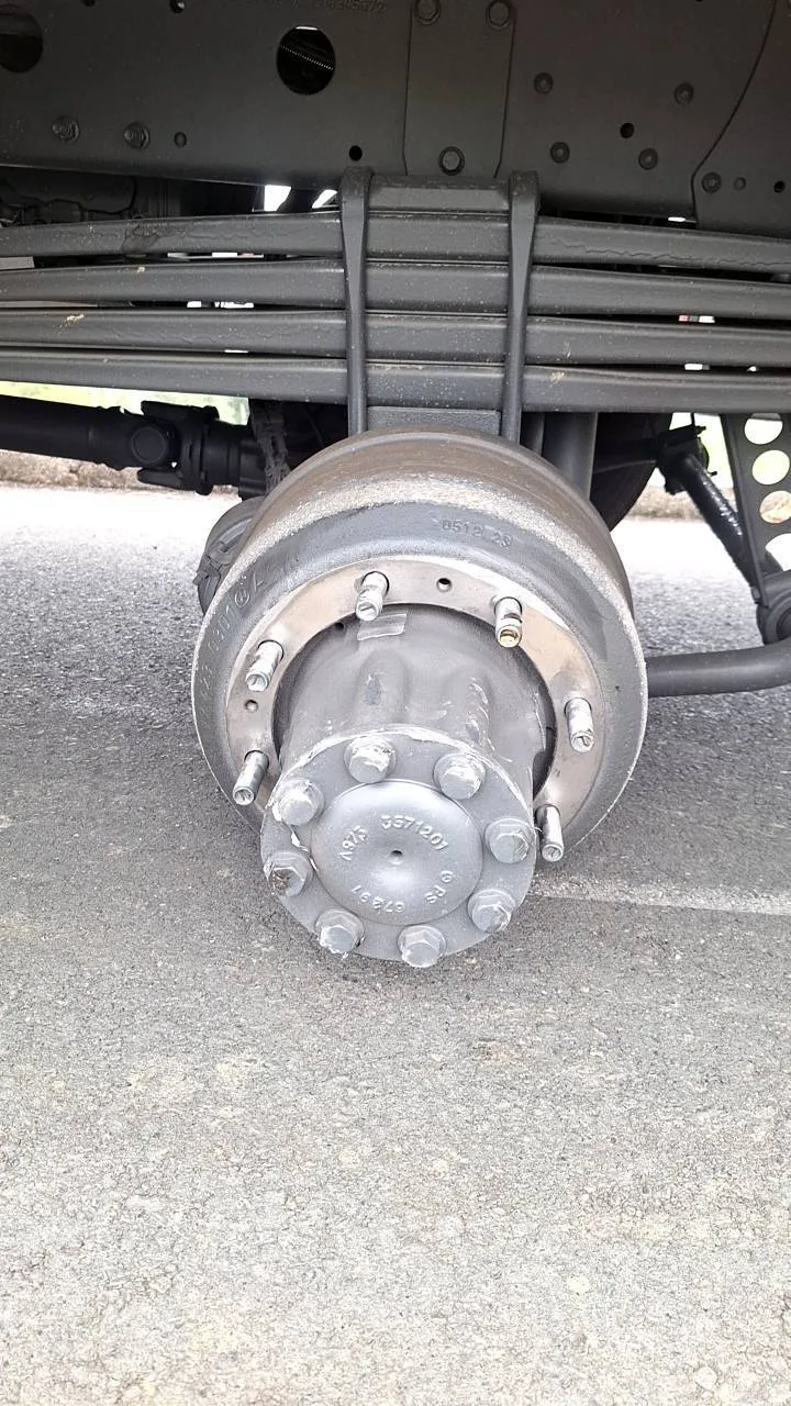 消防車左後輪脫只剩輪軸。民眾提供