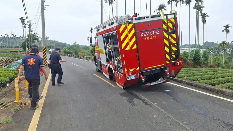 消防車行駛途中左後輪突掉落。民眾提供