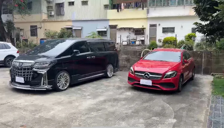 警方查扣詐團犯罪所得，包括1400萬元房產、現金40多萬、豪車等。翻攝照片