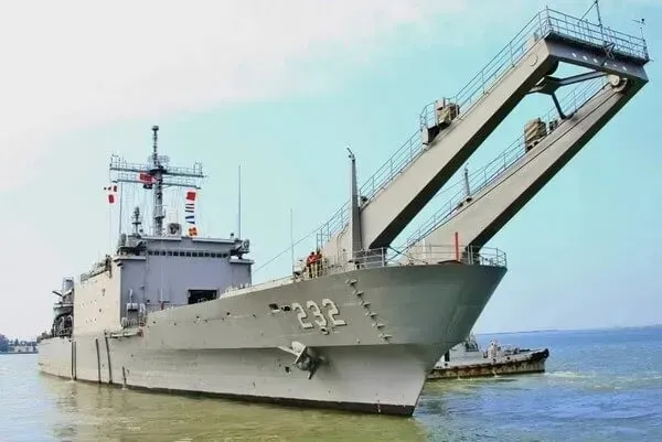 中和級戰車登陸艦主要負責搭載、運送和下卸陸戰隊人員、裝備、補給品及支援兩棲突襲任務，駐地海軍左營軍港，隸屬一五一艦隊。海軍官網